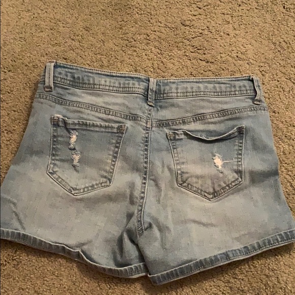 Classic jean shorts - Picture 2 of 3